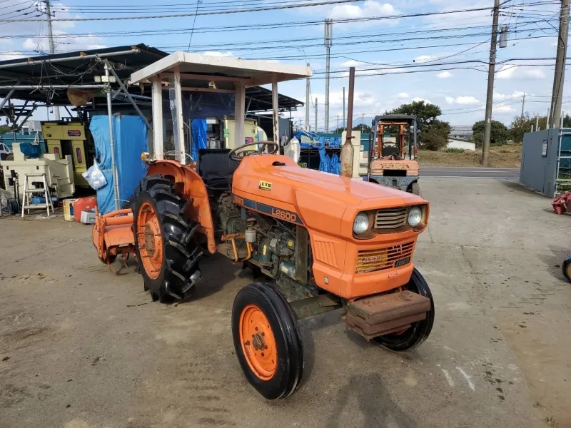 茨城県 高荻市 クボタ　トラクター 